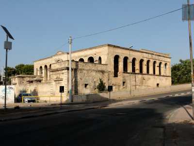 Dall'esterno appare compatta, con le sue pareti in muratura e ingentilita da arcate che ne caratterizzano buona parte del perimetro all'altezza dell'unico piano superiore